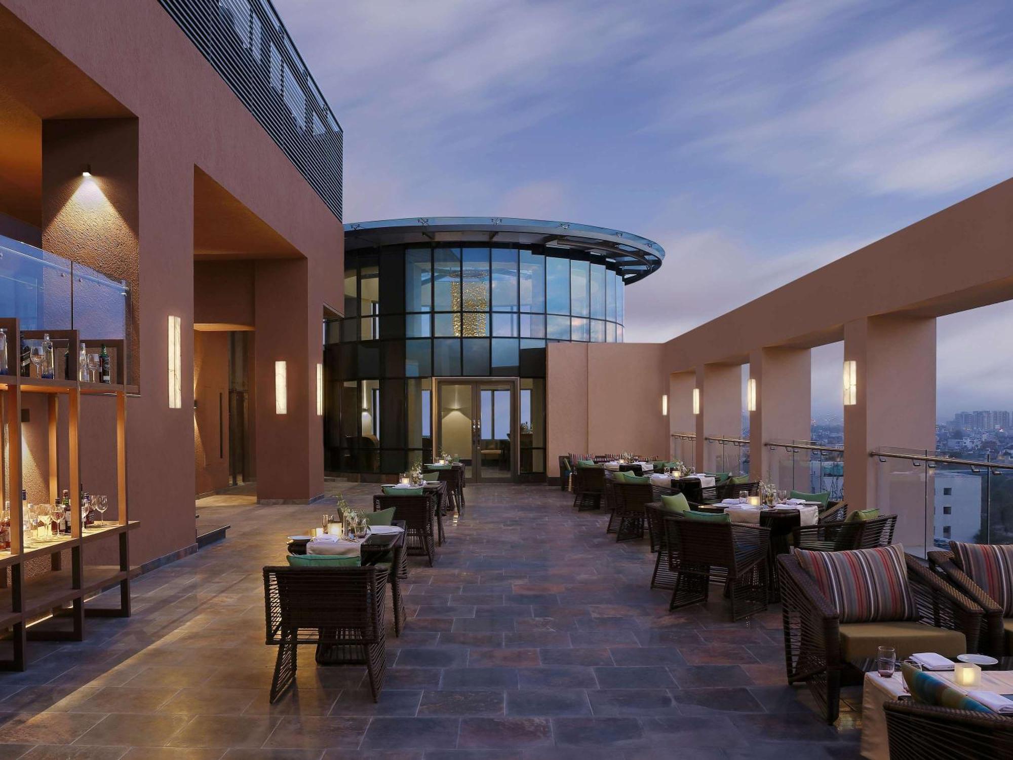 Novotel Lucknow Gomti Nagar Екстер'єр фото